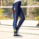USA Pickleball Leggings Gult Boll Rött vitt blått<br><div class="desc">I perfekten talas det om pickleball och USA-entusiaster. Högkvalitativ bensin med ord PICKLEBALL USA och en gult pickleball på vardera sidan. Lägg till anpassningsbarna - som en klubb namn eller team namn. Roligt för att avslappnad uppspelning av social eller turneringsmatchning - ändra enkelt bakgrunden till färg för att matcha klubbens/teamets...</div>