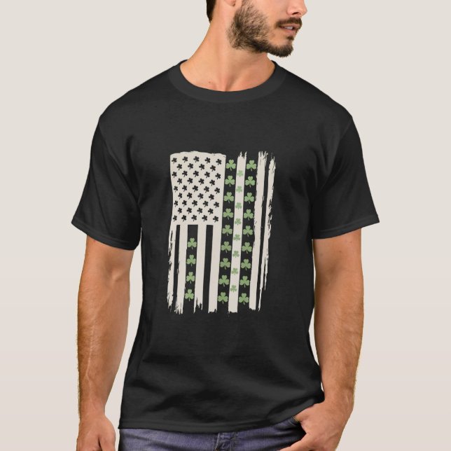 USA:s flagga med shamrocks för St. Patricks  T Shirt (Framsida)