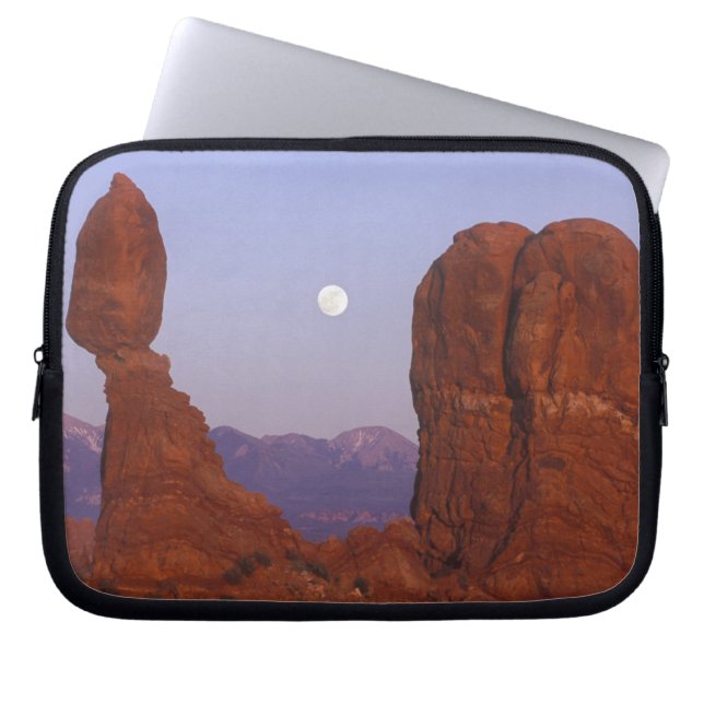 USA, Utah, Arches NP, Full Moon Stigning på Laptop Sleeve (Framsidan)