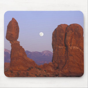 USA, Utah, Arches NP, Fullmåne stiger vid Musmatta