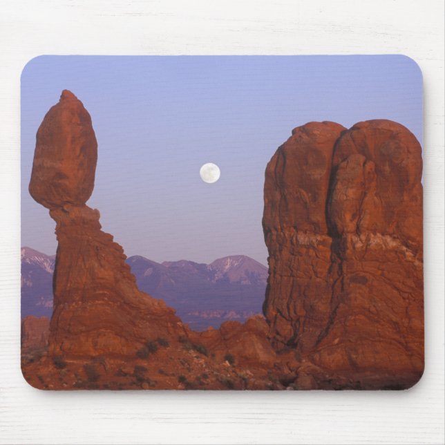 USA, Utah, Arches NP, Fullmåne stiger vid Musmatta (Framsidan)