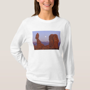 USA, Utah, Arches NP, Fullmåne stiger vid T-shirt