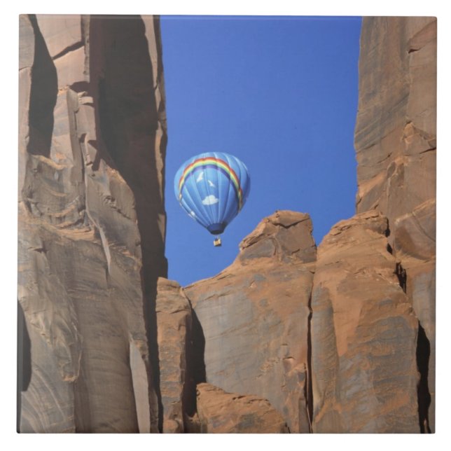 USA, Utah, Monument Valley. En regnbåge hett-luft Kakelplatta (Framsidan)