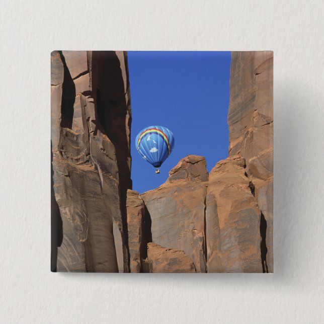USA, Utah, Monument Valley. En regnbåge hett-luft Knapp (Framsida)