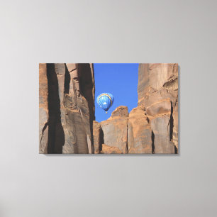 USA, Utah, Monument Valley. En regnbågsfärgad varm Canvastryck