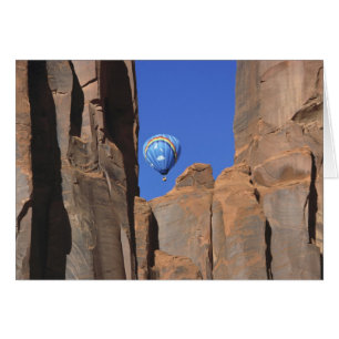 USA, Utah, Monument Valley. En regnbågsfärgad varm Hälsningskort