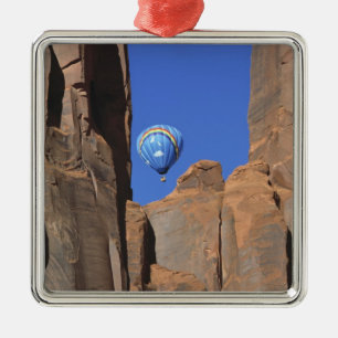 USA, Utah, Monument Valley. En regnbågsfärgad varm Julgransprydnad Metall