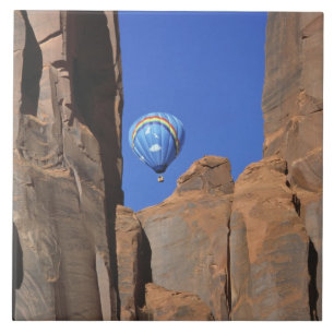 USA, Utah, Monument Valley. En regnbågsfärgad varm Kakelplatta