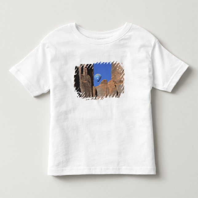 USA, Utah, Monument Valley. En regnbågsfärgad varm T-shirt (Framsida)