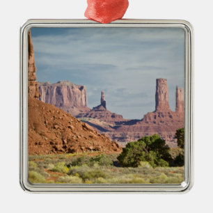 USA, Utah, Monument Valley Navajo Tribal Park. Julgransprydnad Metall