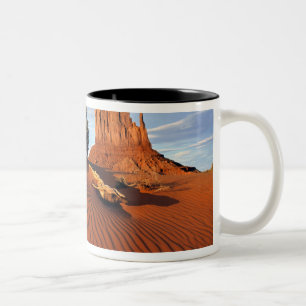 USA, Utah, Monument Valley. Vinden skapar Två-Tonad Mugg