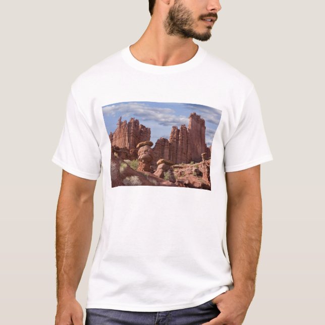USA, Utah. Utsikt över Fisher Towers. Kredit: Don T-shirt (Framsida)