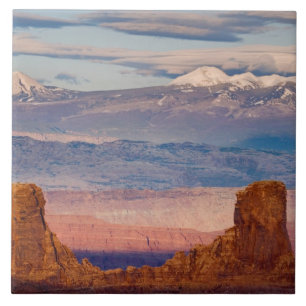 USA, Utah. Utsikt över La Sal Mountains från Dead Kakelplatta