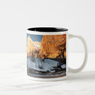 USA, Utah, Zion National Park. Berg vid soluppgång Två-Tonad Mugg