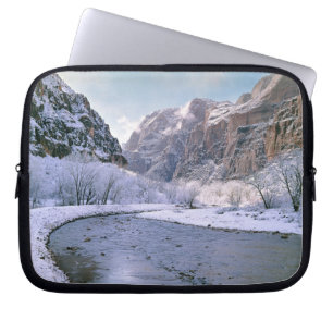 USA, Utah, Zion NP. Nya snö täcker kanjonen Laptop Sleeve
