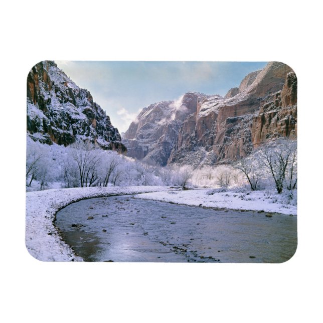 USA, Utah, Zion NP. Nytt snö täcker kanjonen Magnet (Horisontell)