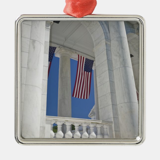 USA VA, Arlington. Amerikanska flaggan hängs Julgransprydnad Metall (Framsidan)