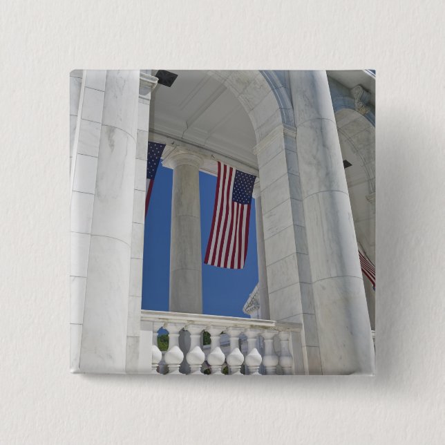 USA VA, Arlington. Amerikanska flaggan hängs Knapp (Framsida)