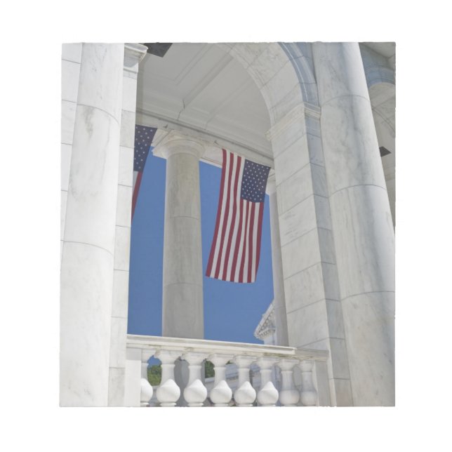 USA, VA, Arlington. Amerikanska flaggor är hissade Anteckningsblock (Framsida)