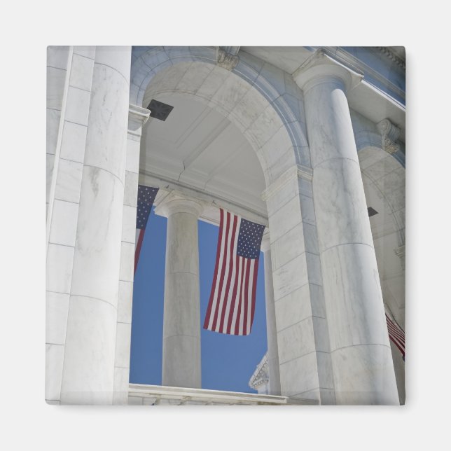 USA, VA, Arlington. Amerikanska flaggor är hissade Magnet (Framsidan)