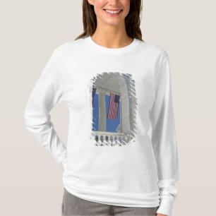 USA, VA, Arlington. Amerikanska flaggor är hissade Tee Shirt