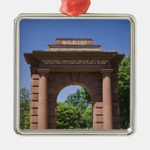 USA, VA, Arlington. McClellan Gate vid Arlington Julgransprydnad Metall