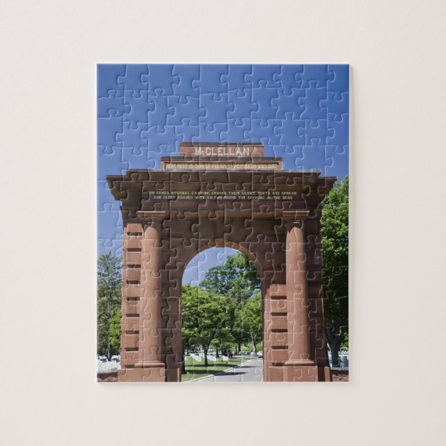 USA, VA, Arlington. McClellan Gate vid Arlington Pussel (Vertikal)