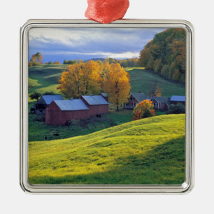 USA, Vermont, Jenne Farm. Rullande gröna kullar Julgransprydnad Metall