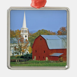 USA, Vermont, Peacham. En röd lada och vit Julgransprydnad Metall