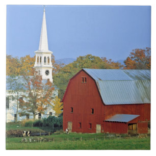 USA, Vermont, Peacham. En röd lada och vit Kakelplatta