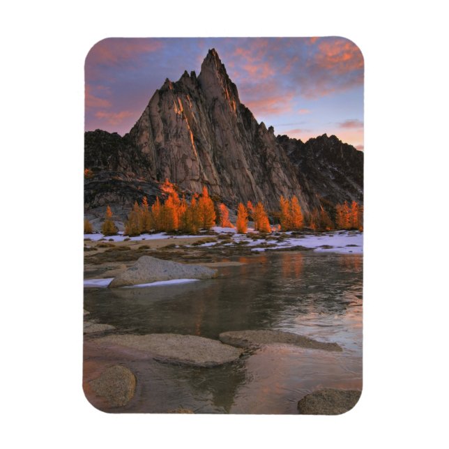 USA, Washington, Cascade Mountains.  Prusik Peak Magnet (Vertikal)
