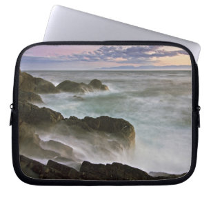 USA, Washington, San Juan Islands. Vågor kraschar Laptop Sleeve