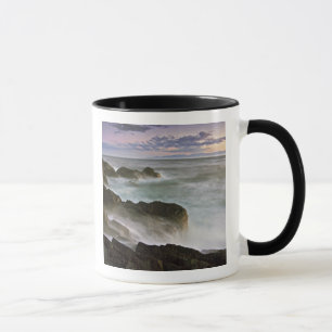 USA, Washington, San Juan Islands. Vågor kraschar Mugg