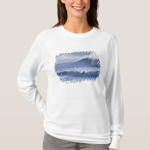 USA, Washington State, La Push. Man paddlar kajak Tee