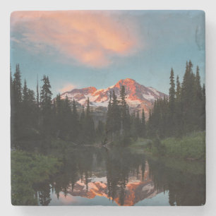 USA, Washington State. Mt. Rainier reflekterad Underlägg Sten