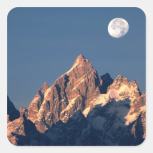 USA, Wyoming, Grand Teton NP. Fullmåne går ned Fyrkantigt Klistermärke
