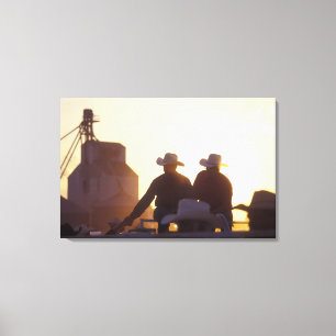 USA, Wyoming, Pine Bluffs. Två män skakar Canvastryck