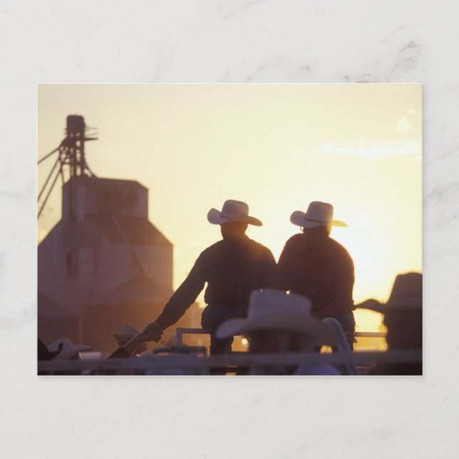 USA, Wyoming, Pine Bluffs. Två män skakar Vykort (Framsida)