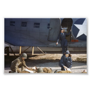 USAAF Flight Nurses and Medic Caring for Wound Fototryck