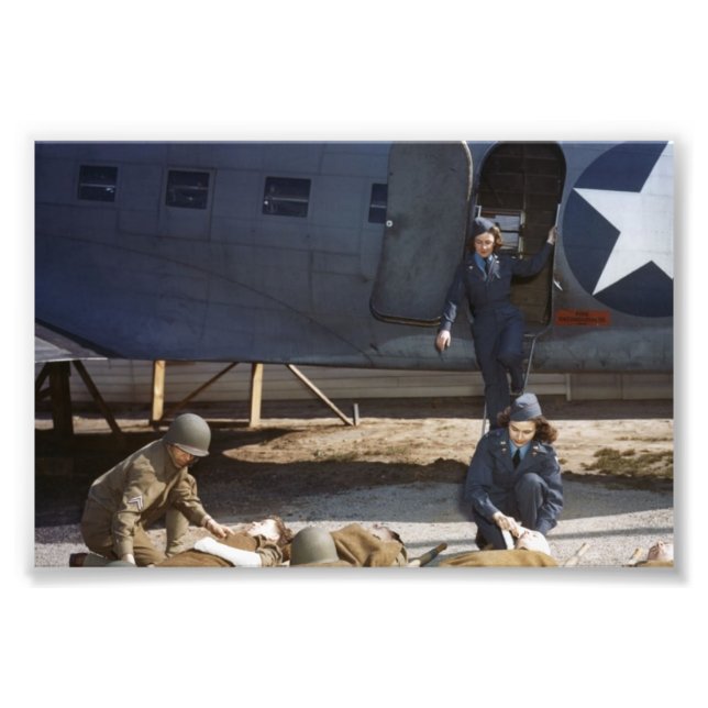 USAAF Flight Nurses and Medic Caring for Wound Fototryck (Framsidan)