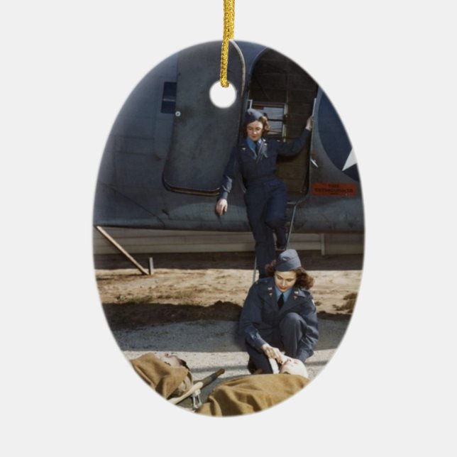 USAAF Flight Nurses and Medic Caring for Wound Julgransprydnad Keramik (Framsidan)