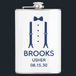 Usher Blå Flasbrok Fickplunta<br><div class="desc">Denna 8 oz flaska är bra för usherna. Om allt ditt bröllopsparti kommer att ha kostym, skulle denna design med hängslen och en flasbrok i blått vara perfekt. Ledig men formell. Det skulle vara bra för en svensexa eller möhippa. En rolig present för en bra stund. Skaffa en till alla...</div>