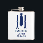 Usher Blå Slips Fickplunta<br><div class="desc">Denna flaska är perfekt för usherpar i ditt brölloppsparty. Om hela ditt brölloppsparty kommer att ha kostym, skulle denna design med hängslen och en blå slips vara perfekt. Ledig men formell. De skulle vara bra för en svenfest eller helg. Skaffa en till alla i brölloppsfesten. Titeln kan ändras till bästa...</div>