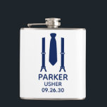 Usher Blå Slips Fickplunta<br><div class="desc">Denna flaska är perfekt för usherna i ditt brölloppsparty. Om hela ditt brölloppsparty kommer att ha kostym, skulle denna design med hängslen och en slips i blått vara perfekt. Ledig men formell. De skulle vara bra för en svensexa eller helg. Skaffa en till alla i brölloppsfesten. Titeln kan ändras till...</div>