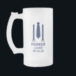 Usher Blå Slips Frostat Ölglas<br><div class="desc">Denna 16 oz frostade ölmugg skulle vara bra för ushererna i ditt brölloppsparty Om alla i brölloppsfesten kommer att ha kostym, skulle denna design med hängslen och en blå slips vara perfekt. Ledig men formell. De skulle vara bra för en svensexa eller helg. Titeln kan ändras till bästa man, brudgumme,...</div>