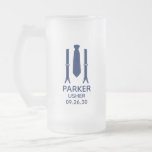 Usher Blue Tie Frostat Ölglas<br><div class="desc">Den här 16 oz frostade ölen mugg skulle vara underbar för vaktmästarna i er bröllopsfest. Om all bröllopsfest kommer att bära kostym, så skulle denna utformning med suspenderare och en slips i blått vara perfekt. Avslappnaden är ännu formell. De skulle vara underbara för en reklamfest eller helg. Titeln kan ändras...</div>