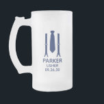 Usher Blue Tie Frostat Ölglas<br><div class="desc">Den här 16 oz frostade ölen mugg skulle vara underbar för vaktmästarna i er bröllopsfest. Om all bröllopsfest kommer att bära kostym, så skulle denna utformning med suspenderare och en slips i blått vara perfekt. Avslappnaden är ännu formell. De skulle vara underbara för en reklamfest eller helg. Titeln kan ändras...</div>