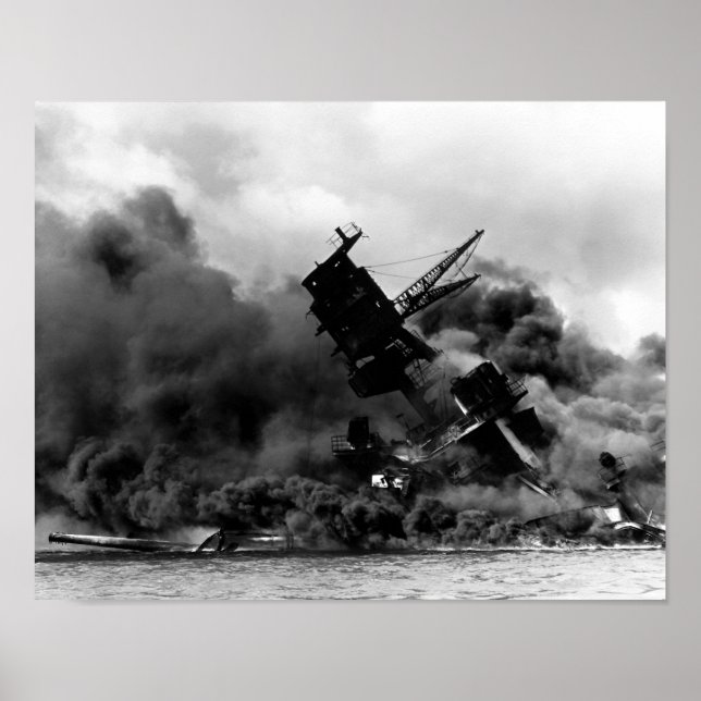 USS Arizona Burning in Pearl Harbour Poster (Framsidan)
