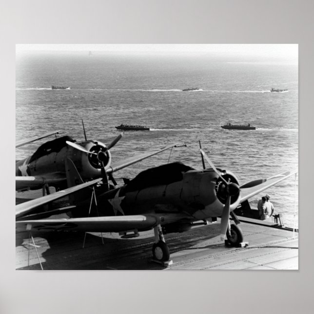 USS Enterprise Förbereder för Guadalcanal Invasion Poster (Framsidan)
