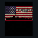 USS Hammann DE 131 WW2 Frakt American Flagga Poster<br><div class="desc">USS Hammann DE 131 WW2 Frakt American Flagga Gift. Perfekt-gåva till pappa,  mamma,  pappa,  manar,  kvinnor,  vänner och familjemedlemmar på Thanksgiving Dag,  juldag,  Mors dag,  Fars dag,  4 juli,  1776 Oberoende dag,  veterandagen,  Halloween D,  Patrick's Day</div>